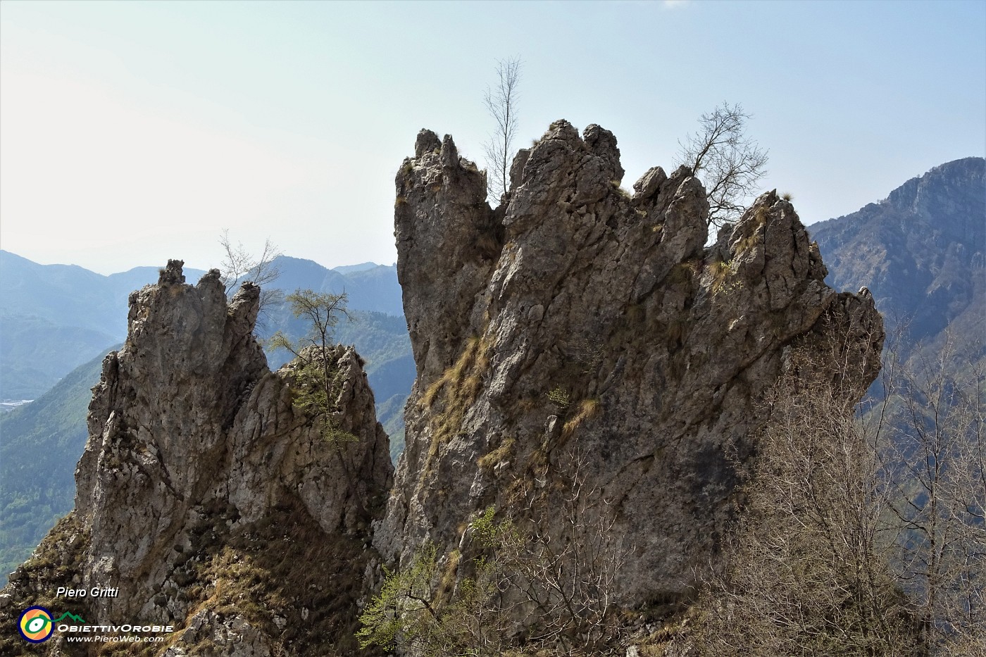 39 Zoom sulle rocce che svettano in contorsione.JPG